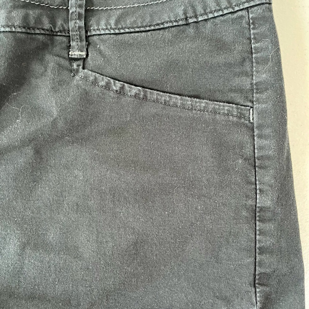 2 pair size 10 shorts for women- Lee Natural Fit, Gloria Vanderbilt Cream Cargo - Picture 11 of 17